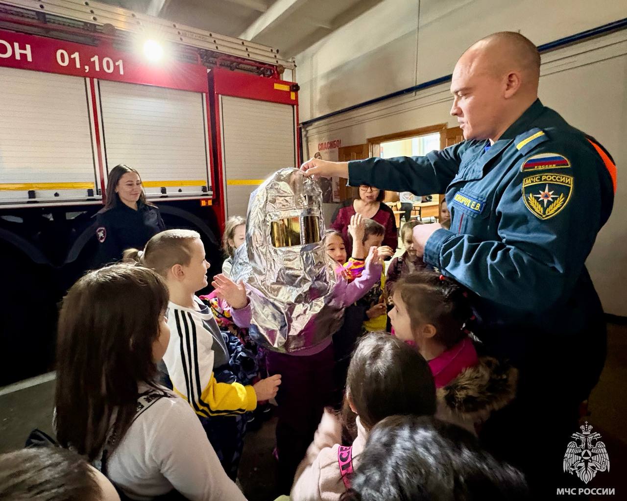 В гостях у огнеборцев: воспитанники детского сада «Сказка» посетили пожарно-спасательную часть города Анадырь В гостях у огнеборцев: воспитанники детского сада «Сказка» посетили пожарно-спасательную часть города Анадырь