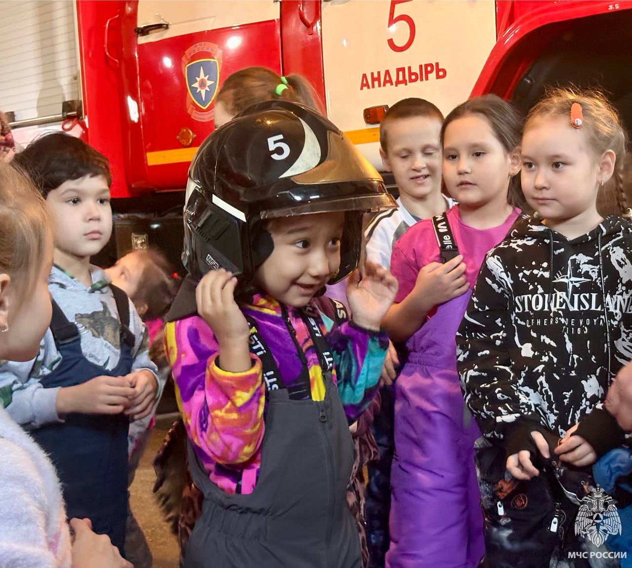 В гостях у огнеборцев: воспитанники детского сада «Сказка» посетили пожарно-спасательную часть города Анадырь В гостях у огнеборцев: воспитанники детского сада «Сказка» посетили пожарно-спасательную часть города Анадырь