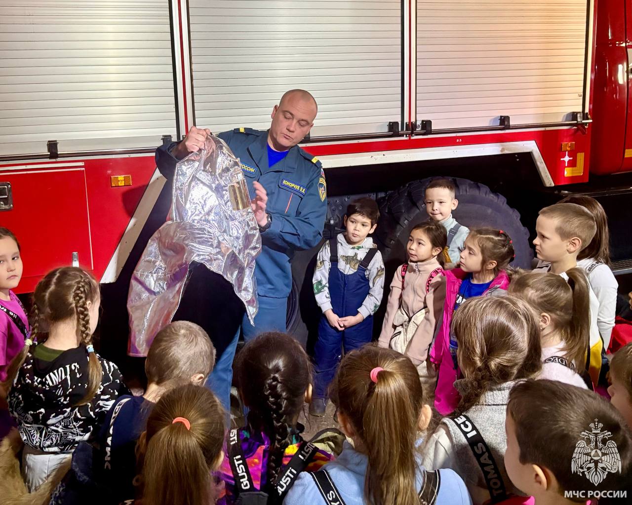В гостях у огнеборцев: воспитанники детского сада «Сказка» посетили пожарно-спасательную часть города Анадырь В гостях у огнеборцев: воспитанники детского сада «Сказка» посетили пожарно-спасательную часть города Анадырь