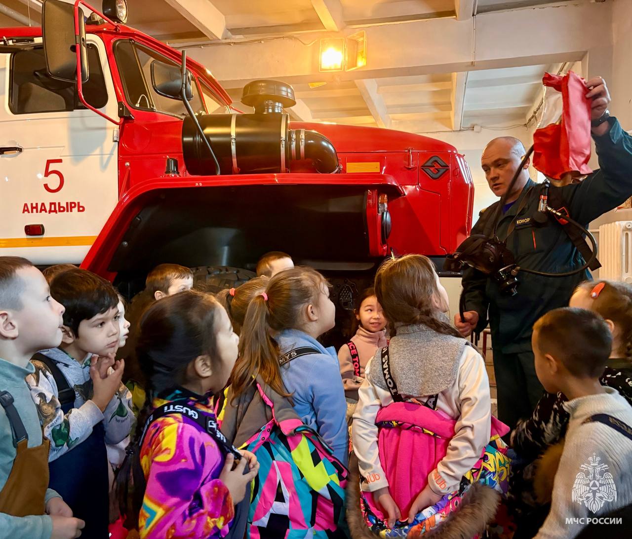 В гостях у огнеборцев: воспитанники детского сада «Сказка» посетили пожарно-спасательную часть города Анадырь В гостях у огнеборцев: воспитанники детского сада «Сказка» посетили пожарно-спасательную часть города Анадырь