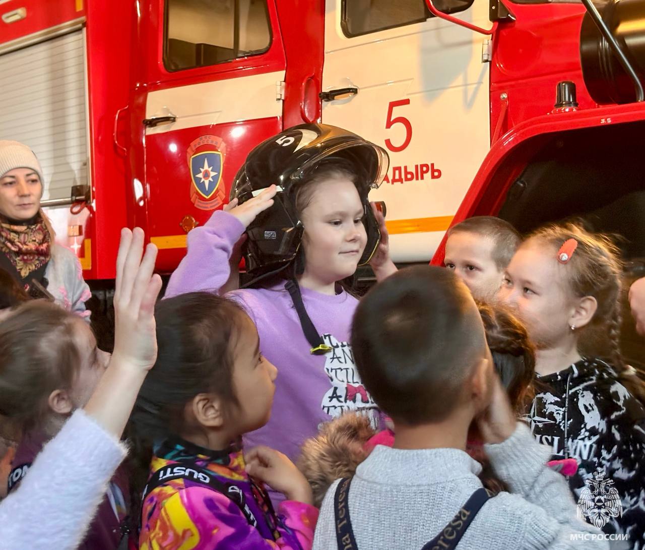 В гостях у огнеборцев: воспитанники детского сада «Сказка» посетили пожарно-спасательную часть города Анадырь В гостях у огнеборцев: воспитанники детского сада «Сказка» посетили пожарно-спасательную часть города Анадырь