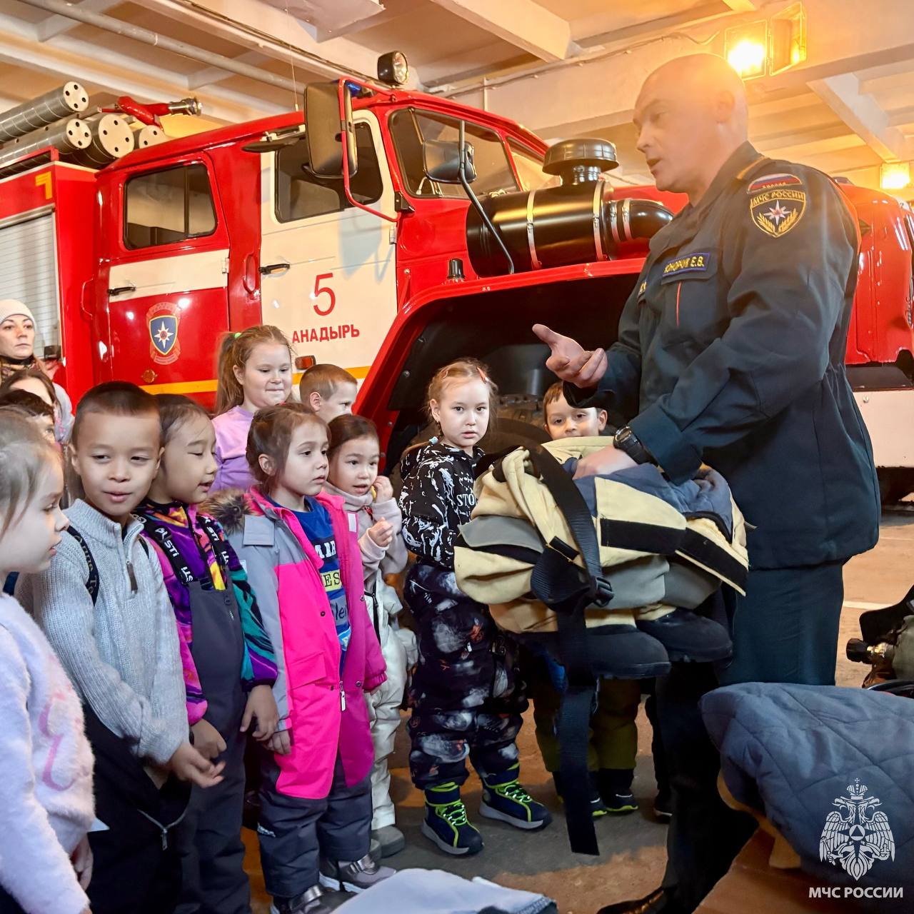 В гостях у огнеборцев: воспитанники детского сада «Сказка» посетили пожарно-спасательную часть города Анадырь В гостях у огнеборцев: воспитанники детского сада «Сказка» посетили пожарно-спасательную часть города Анадырь