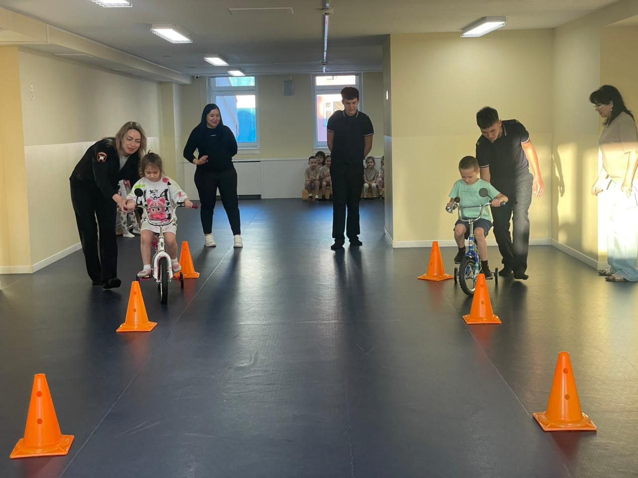 В Анадыре Госавинспекторы и кадеты ГИБДД провели для воспитанников детского сада «Сказка» квест-игру «Красный, желтый, зеленый» В Анадыре Госавинспекторы и кадеты ГИБДД провели для воспитанников детского сада «Сказка» квест-игру «Красный, желтый, зеленый»