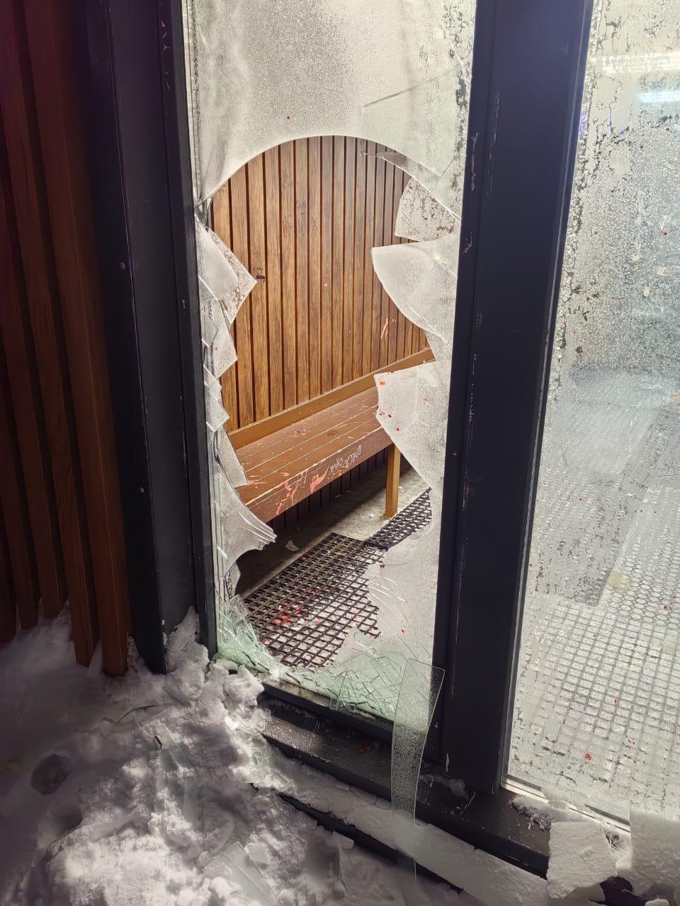 В посёлке Угольные Копи правоохранители на месте происшествия задержали гражданина, повредившего автобусную остановку В посёлке Угольные Копи правоохранители на месте происшествия задержали гражданина, повредившего автобусную остановку