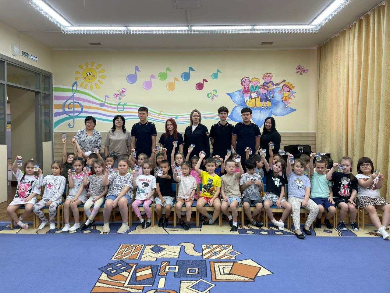 В Анадыре Госавинспекторы и кадеты ГИБДД провели для воспитанников детского сада «Сказка» квест-игру «Красный, желтый, зеленый» В Анадыре Госавинспекторы и кадеты ГИБДД провели для воспитанников детского сада «Сказка» квест-игру «Красный, желтый, зеленый»