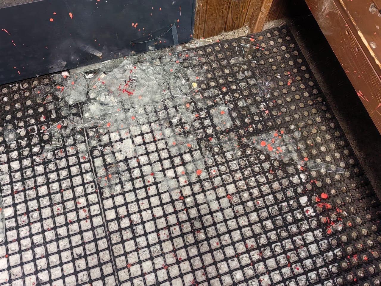 В посёлке Угольные Копи правоохранители на месте происшествия задержали гражданина, повредившего автобусную остановку В посёлке Угольные Копи правоохранители на месте происшествия задержали гражданина, повредившего автобусную остановку