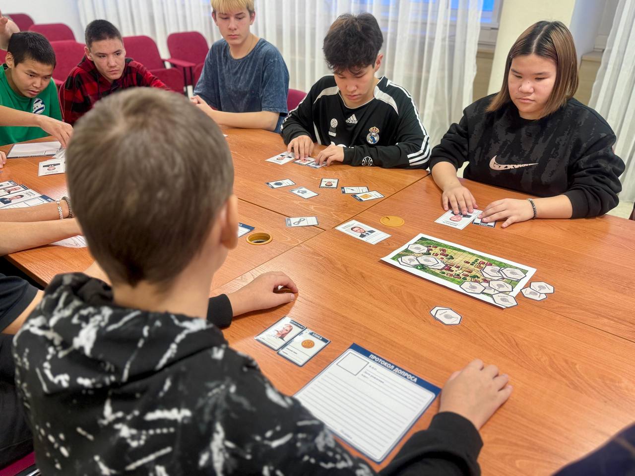 Сотрудники следственного управления СК России по Чукотскому АО провели урок правовой грамотности для воспитанников социально-реабилитационного центра Сотрудники следственного управления СК России по Чукотскому АО провели урок правовой грамотности для воспитанников социально-реабилитационного центра