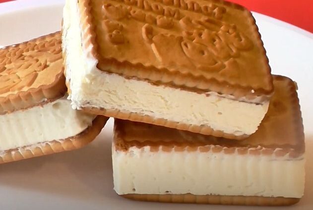 Незабываемое домашнее мороженое: легкий рецепт с кремом и печеньем