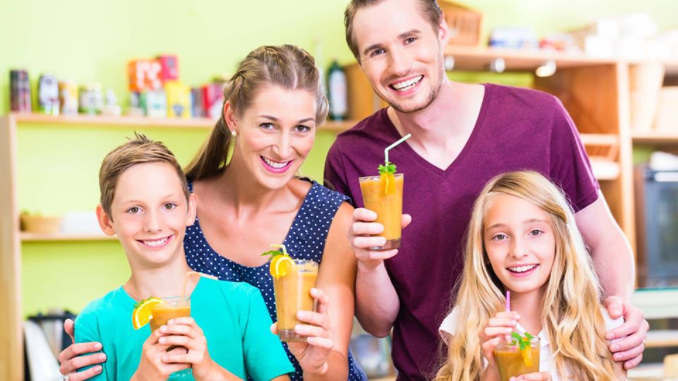 Газировкам и пакетированным сокам на праздничном столе не место: лучше поставить другие напитки