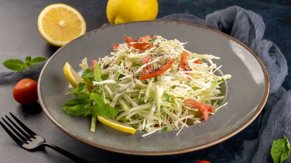 Хватит поливать капустный салат обычным маслом: лучше сделать пряную заправку