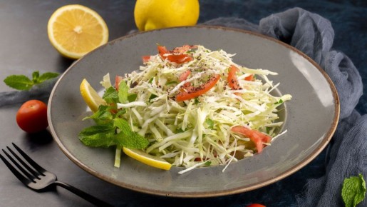 Хватит поливать капустный салат обычным маслом: лучше сделать пряную заправку