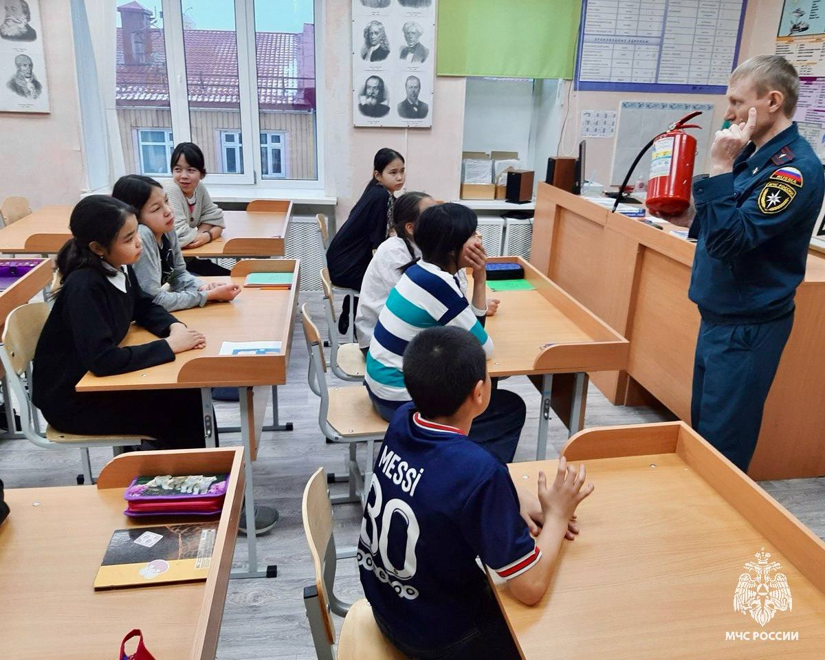 Профилактический визит в школу села Лорино: МЧС России учит школьников основам безопасности Профилактический визит в школу села Лорино: МЧС России учит школьников основам безопасности