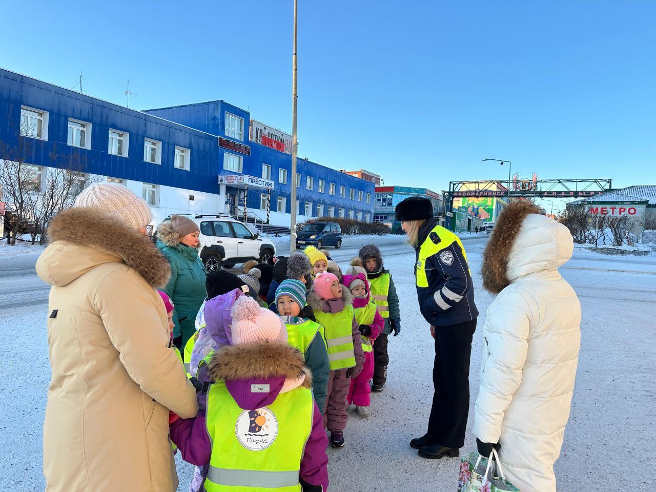 В окружной столице прошла пешеходная экскурсия для воспитанников детского сада «Парус» В окружной столице прошла пешеходная экскурсия для воспитанников детского сада «Парус»