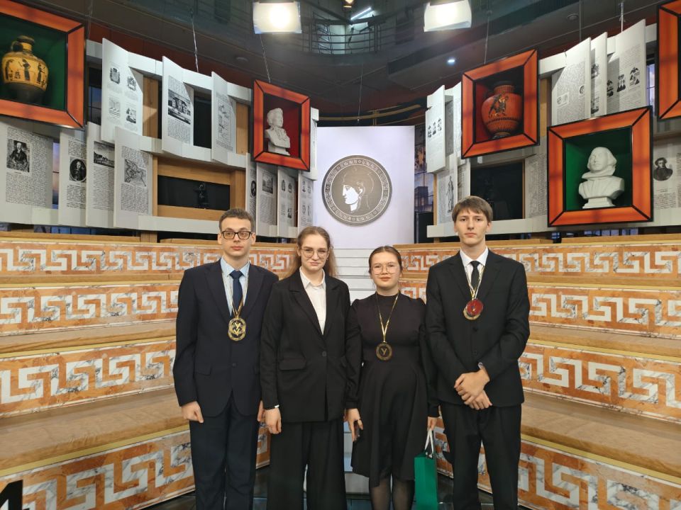 Одиннадцатиклассник Лоринской школы принял участие в съемках четвертьфинала гуманитарной олимпиады «Умники и умницы» в Москве