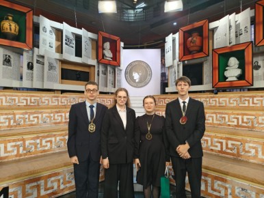 Одиннадцатиклассник Лоринской школы принял участие в съемках четвертьфинала гуманитарной олимпиады «Умники и умницы» в Москве