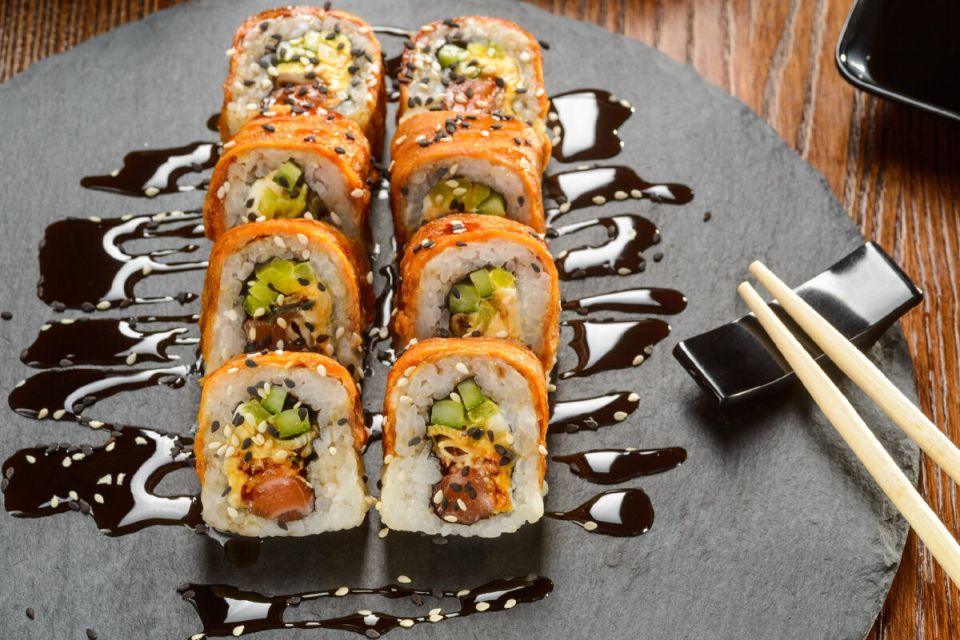 Изысканные роллы с лососем и авокадо