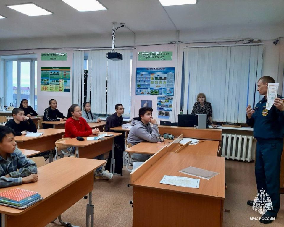 Профилактический визит в школу села Лорино: МЧС России учит школьников основам безопасности