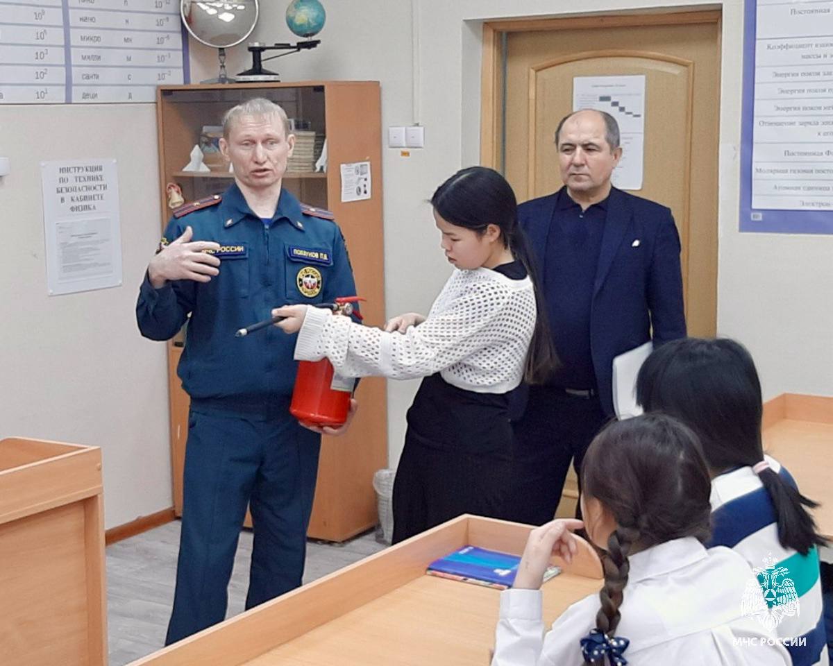 Профилактический визит в школу села Лорино: МЧС России учит школьников основам безопасности Профилактический визит в школу села Лорино: МЧС России учит школьников основам безопасности