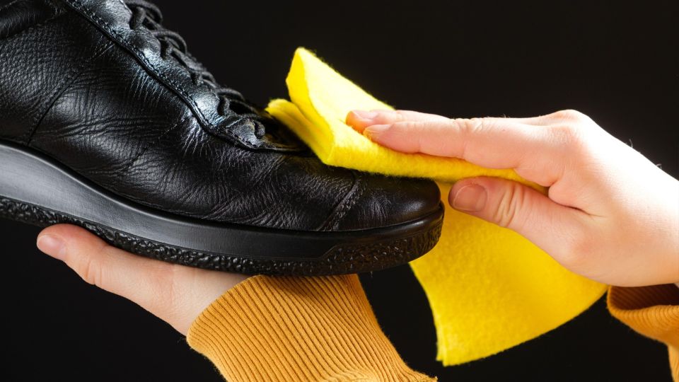 Разводы соли исчезнут с обуви за пару секунд: возьмите вот какой овощ