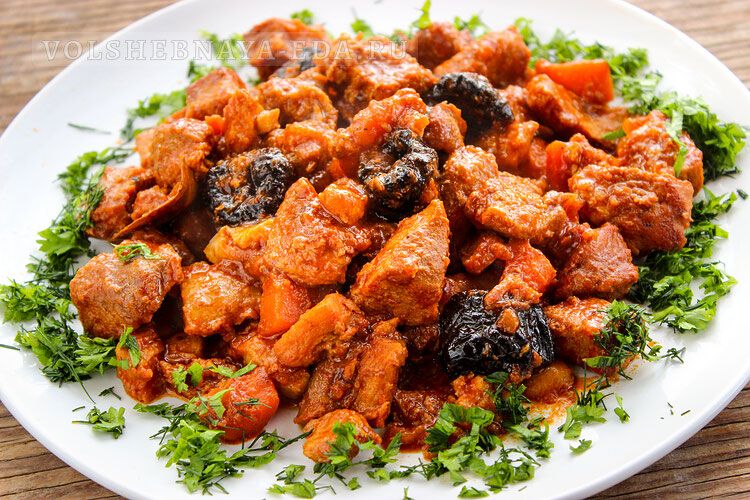 Нежная свинина с черносливом: простое и аппетитное блюдо для домашнего ужина