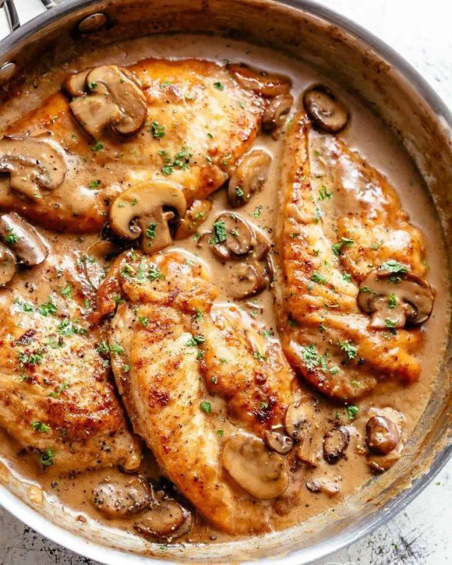 Куриные грудки в соусе Марсала: вкус, который покоряет