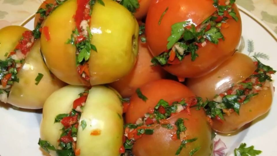 Квашеные помидоры с начинкой: традиционное лакомство на зиму
