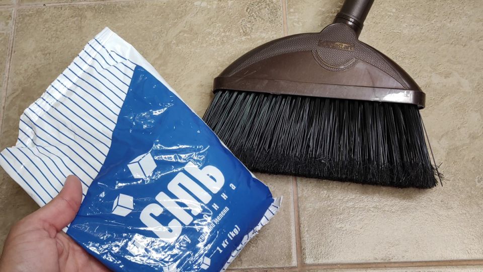 Почему стоит добавить соль в веник: удивительные приёмы для домашнего уюта