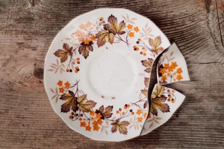 Что делать, если разбили дорогую посуду: советы и рекомендации