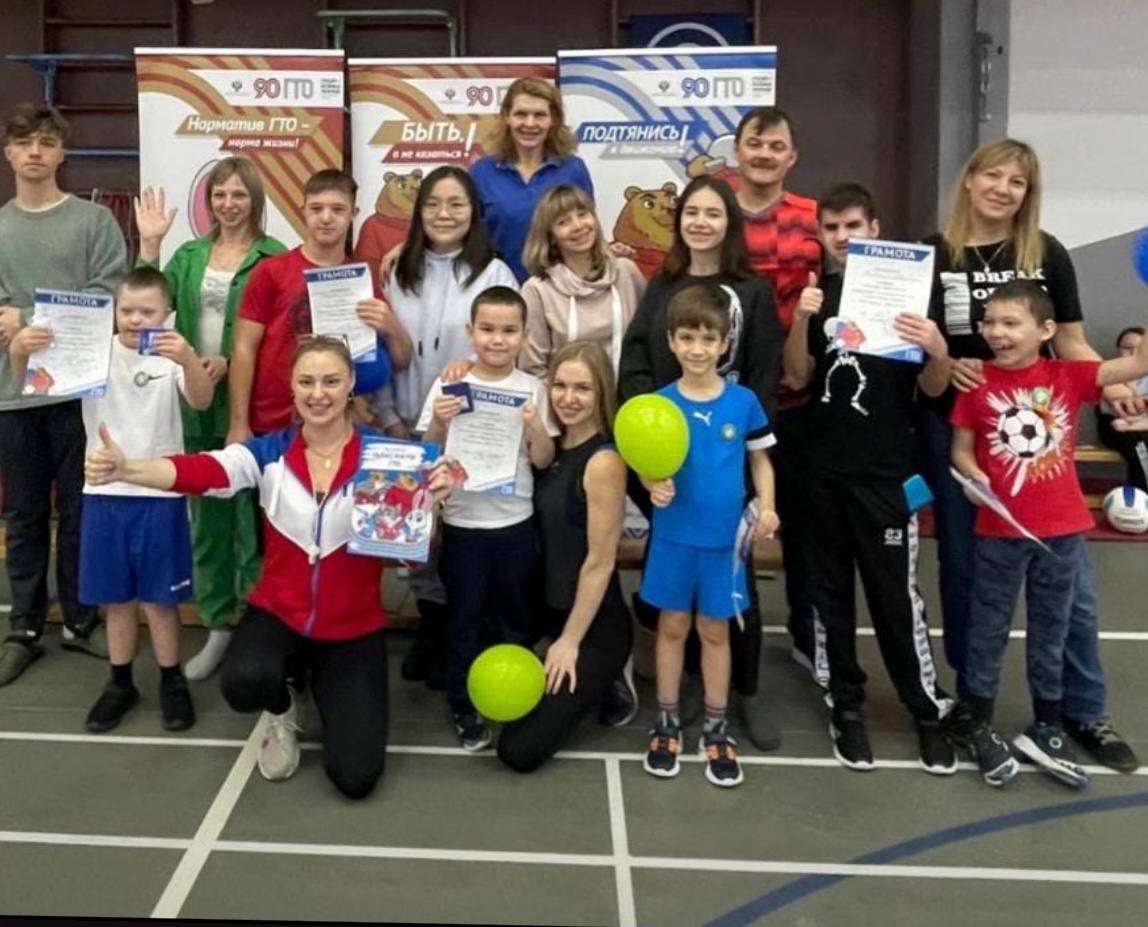 А у нас во Дворце. Год назад мы сердцем почувствовали: это нужно! Мы рискнули и устроили первый фестиваль ГТО для деток с ОВЗ