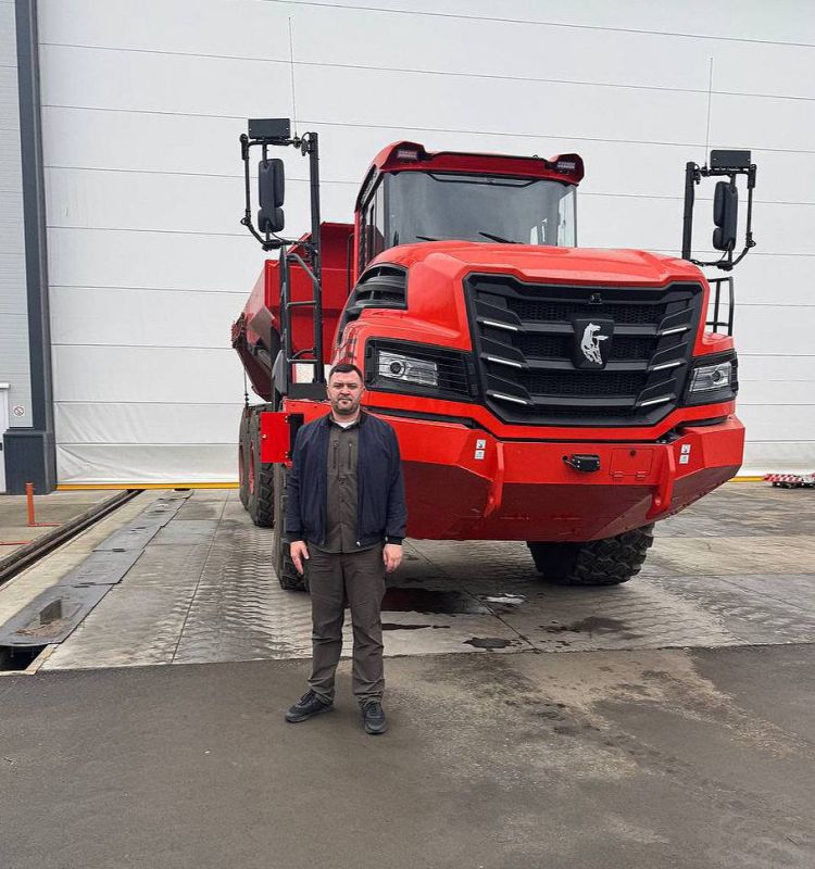 Первый заместитель начальника Департамента промышленной политики Иван Леонов провел рабочую встречу с главным конструктором АО «КамАЗ» Евгением Макаровым