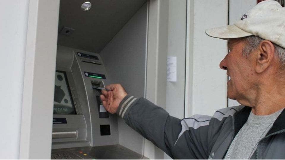Важная рекомендация для пенсионеров: почему стоит снимать деньги с карты сразу