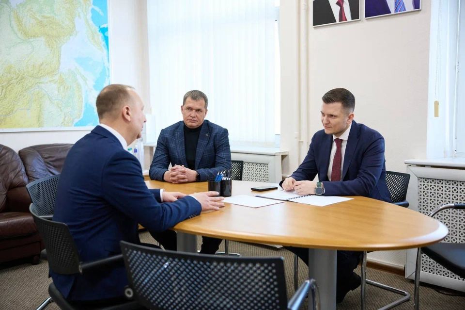 Первый заместитель Губернатора Чукотки Павел Каргаполов встретился с гвардии подполковником Евгением Рэцой