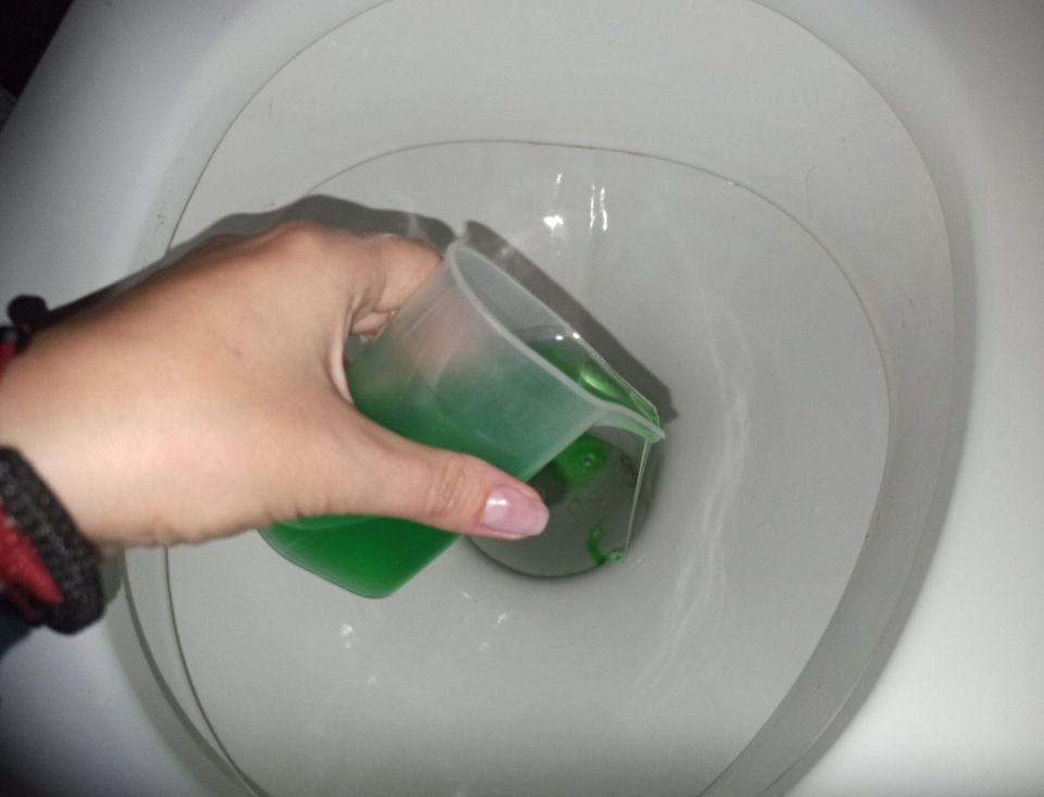 Как жидкое мыло может спасти от засоров в унитазе: простые советы