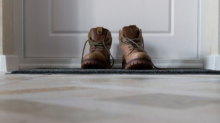 Что стоит за штрафами за обувь в подъездах: неожиданные последствия