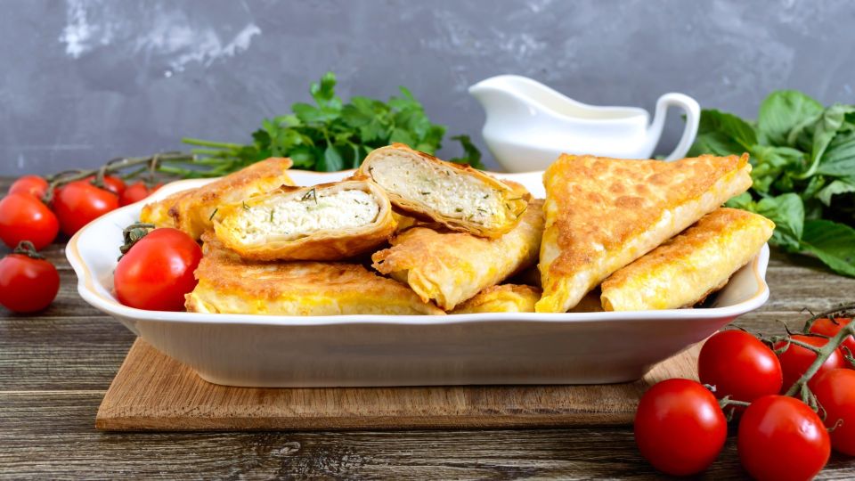 Хрустящие и очень сытные: этими конвертами из лаваша вы накормите всю семью