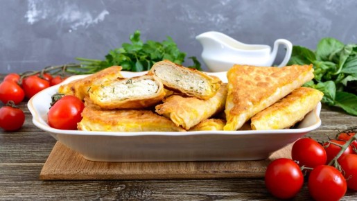 Хрустящие и очень сытные: этими конвертами из лаваша вы накормите всю семью