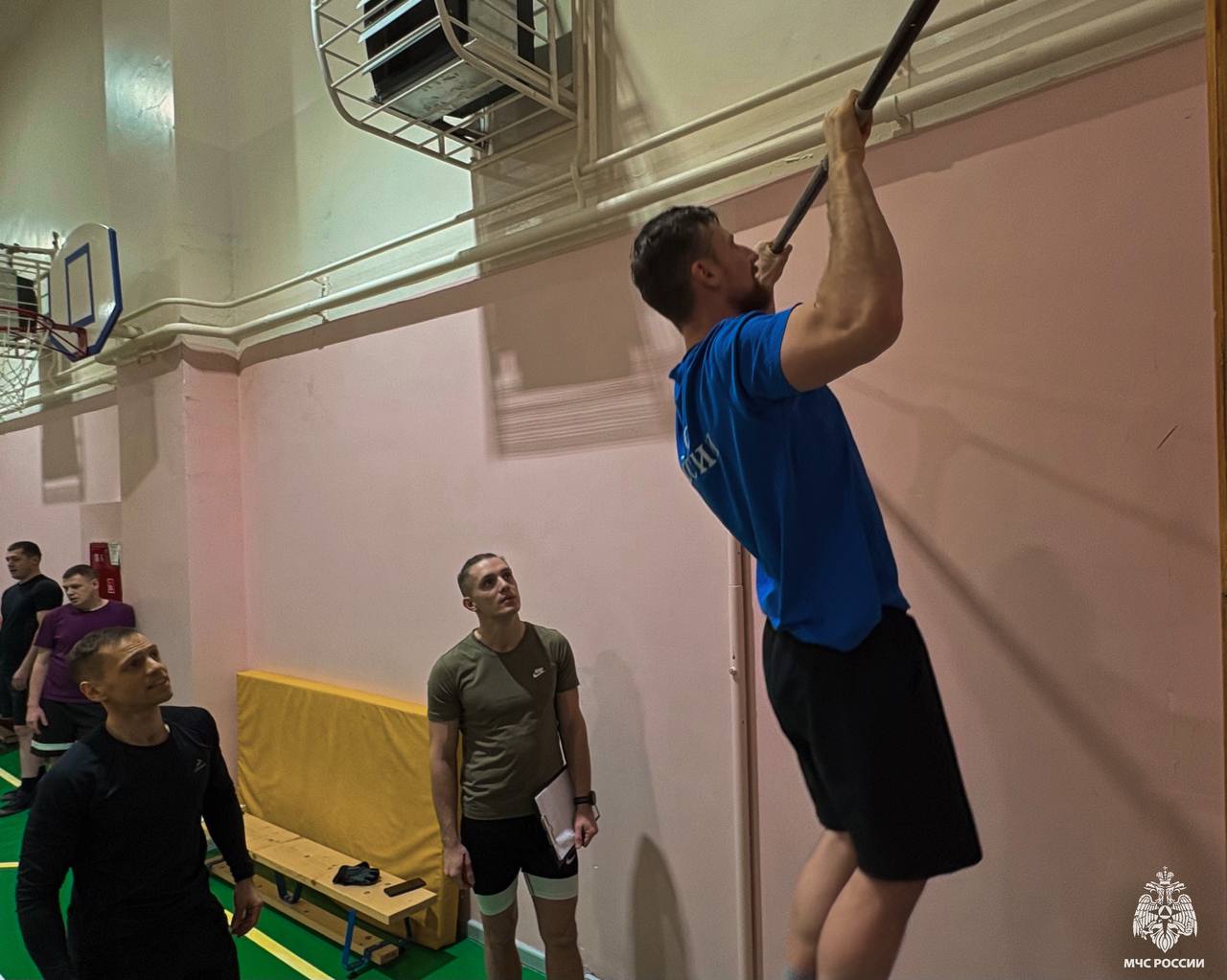 Служебную форму — на спортивную! Сотрудники МЧС Чукотки сдали физнормативы Служебную форму — на спортивную! Сотрудники МЧС Чукотки сдали физнормативы