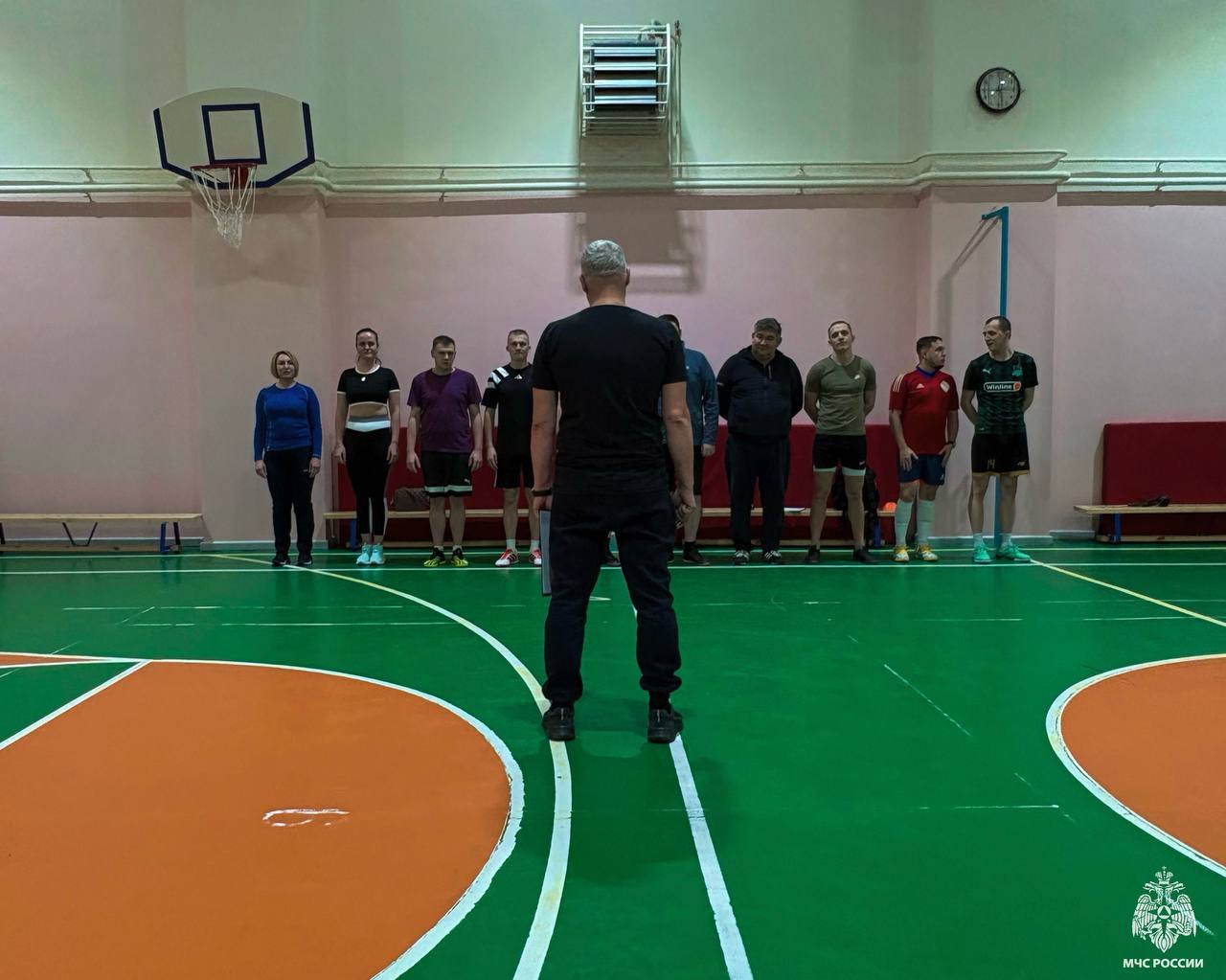 Служебную форму — на спортивную! Сотрудники МЧС Чукотки сдали физнормативы Служебную форму — на спортивную! Сотрудники МЧС Чукотки сдали физнормативы