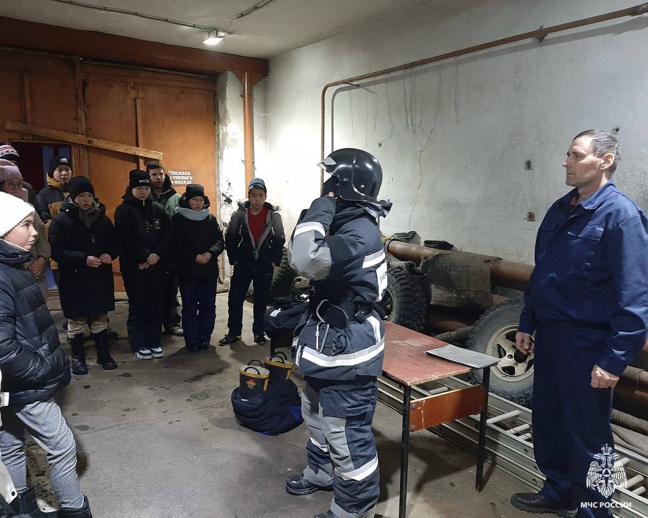 Старшеклассники с. Лаврентия узнали, как работают огнеборцы Старшеклассники с. Лаврентия узнали, как работают огнеборцы