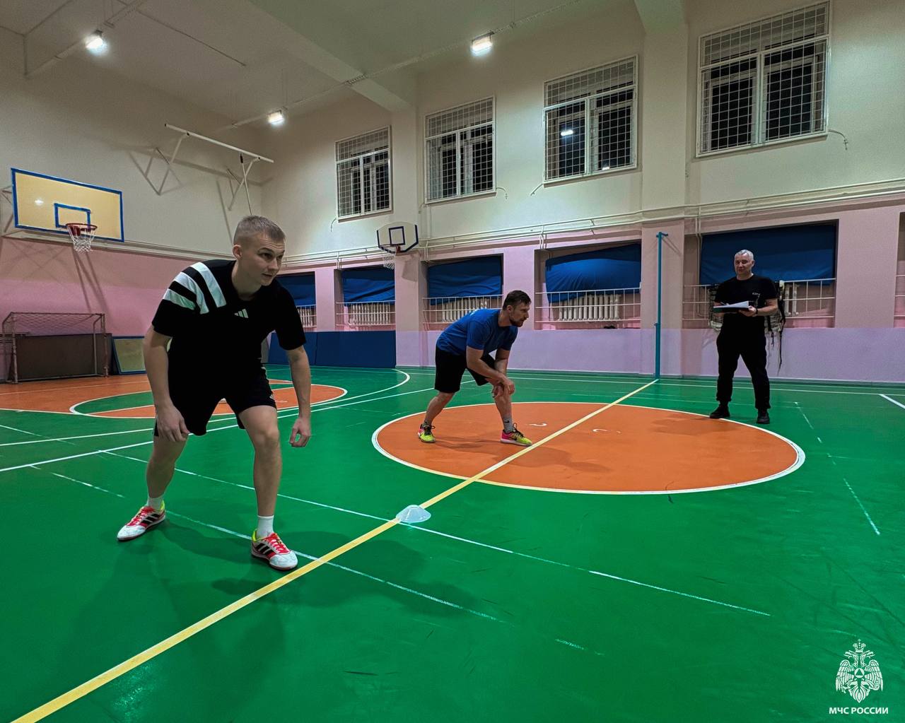 Служебную форму — на спортивную! Сотрудники МЧС Чукотки сдали физнормативы Служебную форму — на спортивную! Сотрудники МЧС Чукотки сдали физнормативы