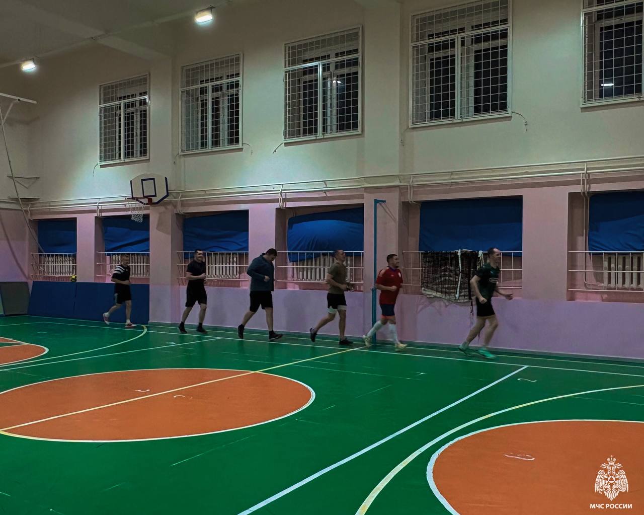 Служебную форму — на спортивную! Сотрудники МЧС Чукотки сдали физнормативы Служебную форму — на спортивную! Сотрудники МЧС Чукотки сдали физнормативы