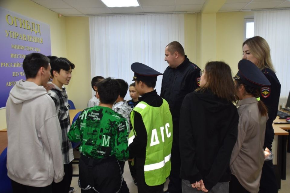 В Анадыре Госавтоинспекторы познакомили детей из подшефного учреждения со своей служебной деятельностью В Анадыре Госавтоинспекторы познакомили детей из подшефного учреждения со своей служебной деятельностью