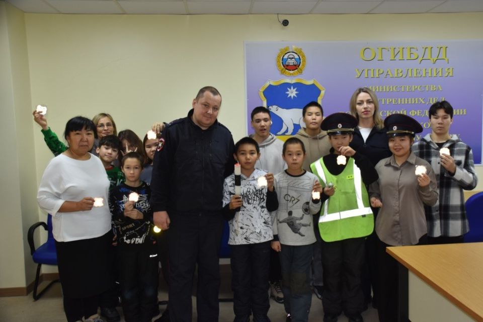 В Анадыре Госавтоинспекторы познакомили детей из подшефного учреждения со своей служебной деятельностью В Анадыре Госавтоинспекторы познакомили детей из подшефного учреждения со своей служебной деятельностью
