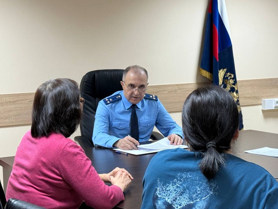 Исполняющий обязанности прокурора округа Артур Махов провел личный прием граждан, посвященный Международному дню инвалидов Исполняющий обязанности прокурора округа Артур Махов провел личный прием граждан, посвященный Международному дню инвалидов