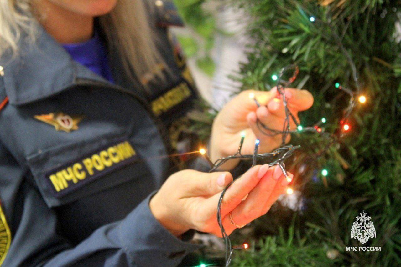 Уже украсили дом? А мы напоминаем о правилах безопасности при эксплуатации гирлянд