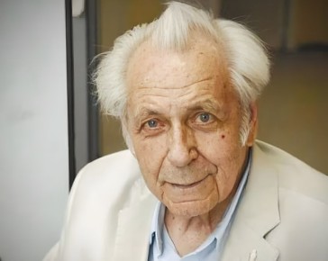 Почему пить чай во время еды может быть вредно: советы от Ивана Неумывакина