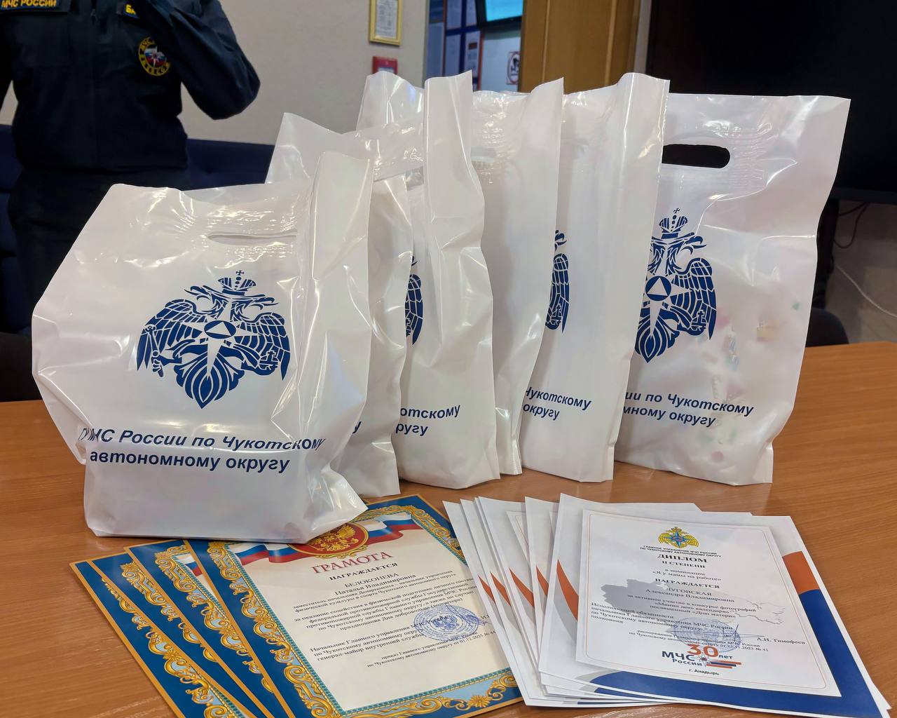 В Главном управлении МЧС России по Чукотскому автономному округу состоялась церемония награждения победительниц фотоконкурса, приуроченного ко Дню матери