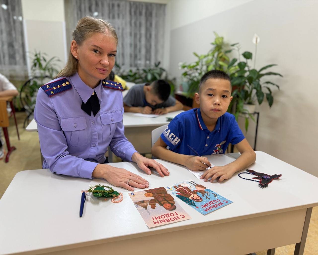 Сотрудники следственного управления СК России по Чукотскому автономному округу совместно с воспитанниками подшефного учреждения подготовили письма солдатам, участвующим в специальной военной операции Сотрудники следственного управления СК России по Чукотскому автономному округу совместно с воспитанниками подшефного учреждения подготовили письма солдатам, участвующим в специальной военной операции