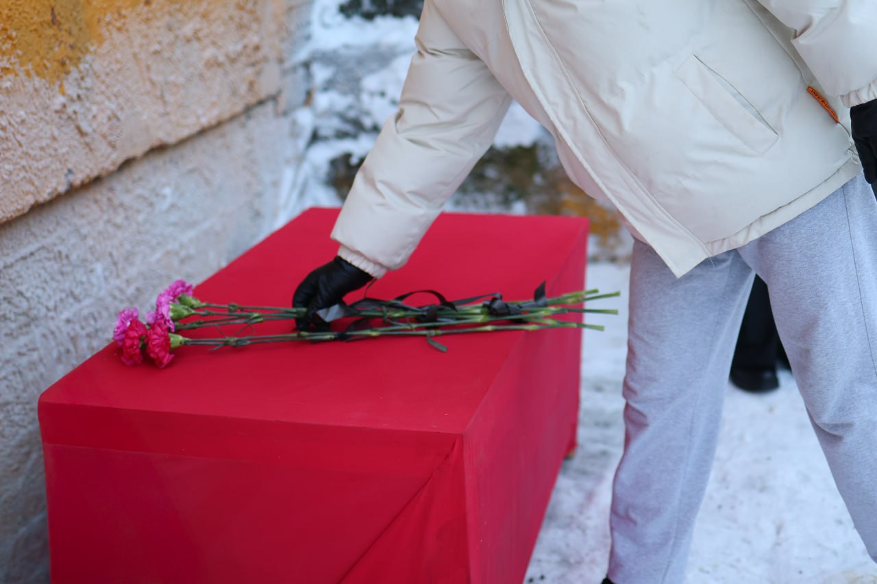 В Анадыре открыли четыре мемориальные таблички на домах участников СВО В Анадыре открыли четыре мемориальные таблички на домах участников СВО