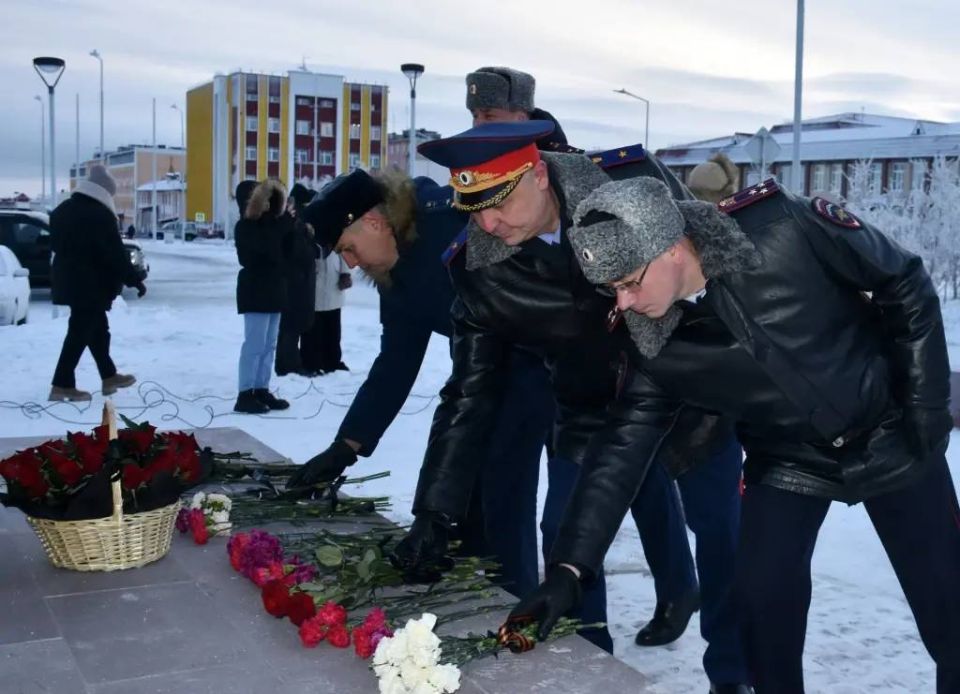 Начальник УМВД России по Чукотскому автономному округу Иван Аникин принял участие в церемонии возложения цветов, приуроченной ко Дню Героев Отечества